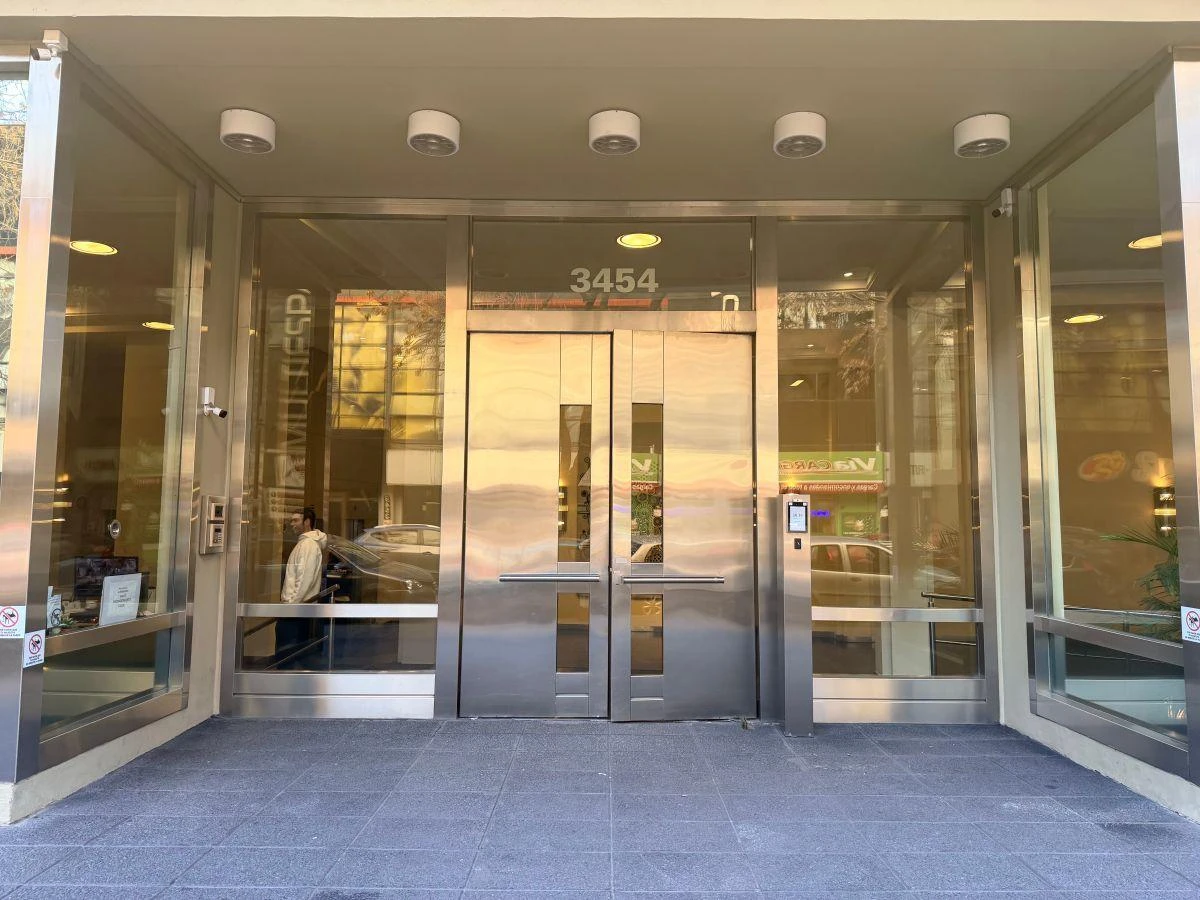 Entrada del edificio de Santos Dumont 3454, en Colegiales